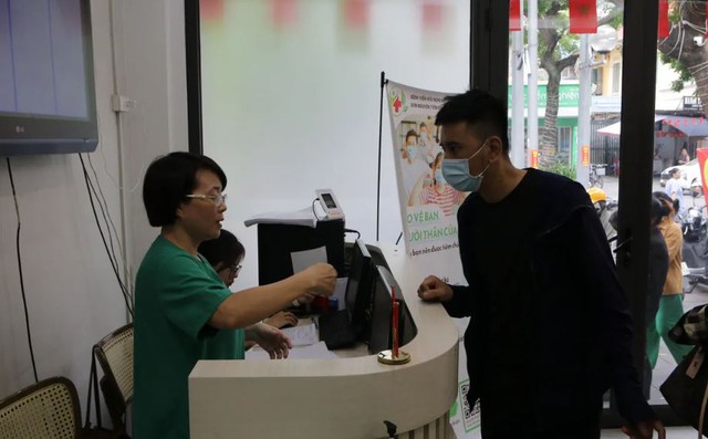 Hà Nội ghi nhận 200-300 ca cúm nhập viện mỗi tuần, dấu hiệu nào cần đến bệnh viện ngay? - Ảnh 1.