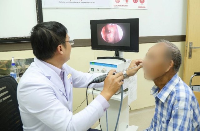 Người đàn ông 74 tuổi chịu cảnh "ngủ ngồi" suốt 10 năm - Ảnh 1.