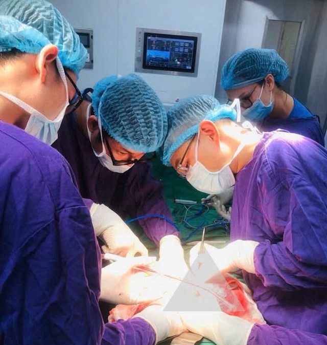 Bụng to bất thường, người đàn ông sốc khi bác sĩ gắp ra thứ "đáng sợ" nặng 2kg bên trong - Ảnh 1.