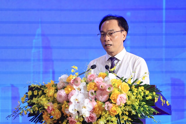 Bộ trưởng Bộ GD-ĐT cảnh báo nguy cơ người trẻ bị thui chột tư duy vì AI - Ảnh 2.