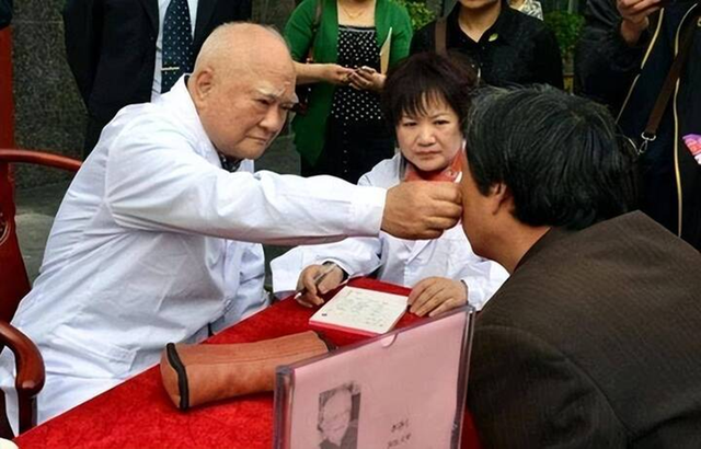 Danh y 90 tuổi tiết lộ 4 thói quen vàng giúp sống khỏe mỗi ngày, ai cũng có thể làm - Ảnh 1.