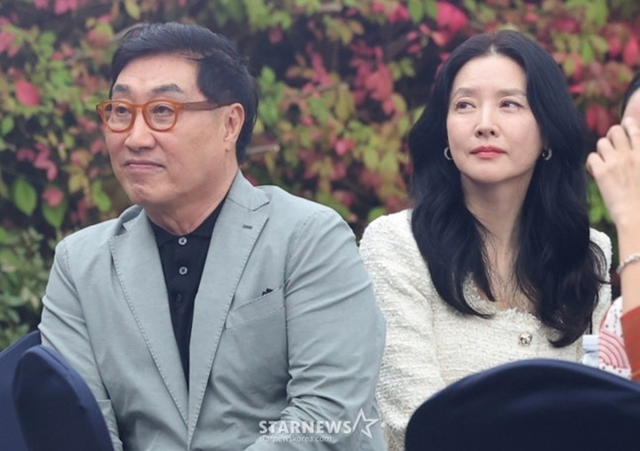 "N&agrave;ng Dae Jang Geum" Lee Young Ae tuổi 55: Nhan sắc trẻ trung, h&ocirc;n nh&acirc;n vi&ecirc;n m&atilde;n b&ecirc;n chồng đại gia hơn 20 tuổi - Ảnh 1.