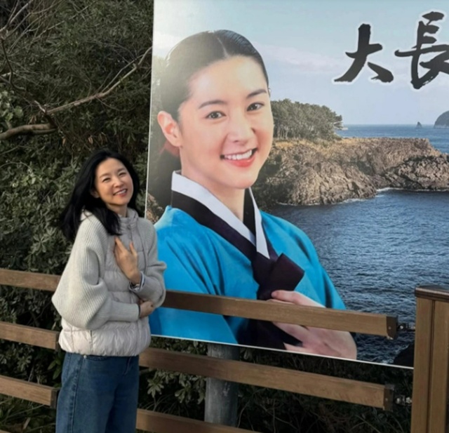 "N&agrave;ng Dae Jang Geum" Lee Young Ae tuổi 55: Nhan sắc trẻ trung, h&ocirc;n nh&acirc;n vi&ecirc;n m&atilde;n b&ecirc;n chồng đại gia hơn 20 tuổi - Ảnh 4.