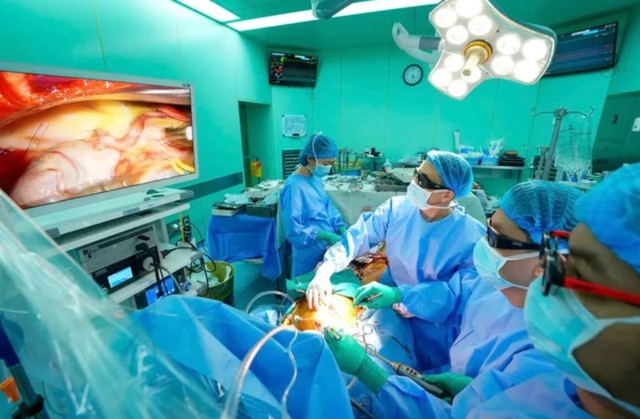 Phẫu thuật nội soi sửa van tim thành công cho bệnh nhân người nước ngoài- Ảnh 1.