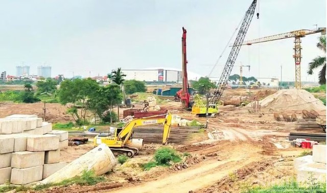 Từ ngày 21/10, cấm xe tải, xe khách trên 16 chỗ đi qua đoạn thi công cầu Tứ Liên - Ảnh 1.