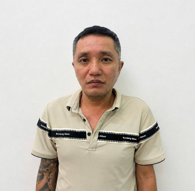 Tạm giữ người đàn ông cầm thanh sắt đuổi đánh tài xế, đập phá ô tô trên đường Giải Phóng - Ảnh 1.