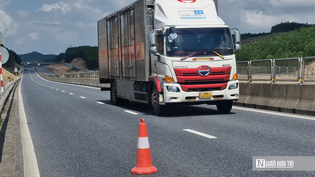 Mặt đường cao tốc Vạn Ninh – Cam Lộ xuất hiện hằn lún, nhà thầu khẩn trương khắc phục - Ảnh 1.