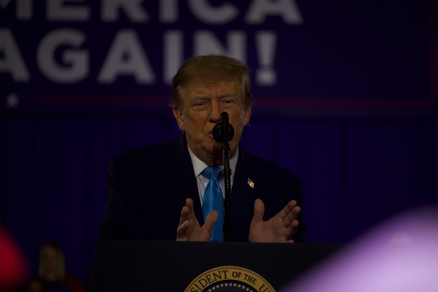 Ông Trump kêu gọi cử tri đi bỏ phiếu, khẳng định cuộc chiến với Iran sẽ kết thúc “rất nhanh chóng”- Ảnh 1.