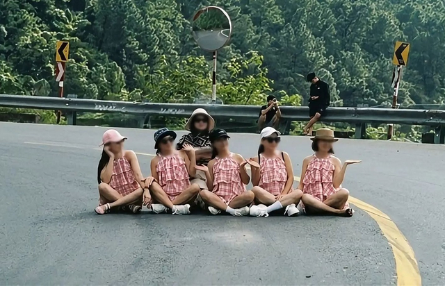 Xử phạt 6 phụ nữ ngồi giữa khúc cua đường đèo Hải Vân chụp ảnh- Ảnh 1.