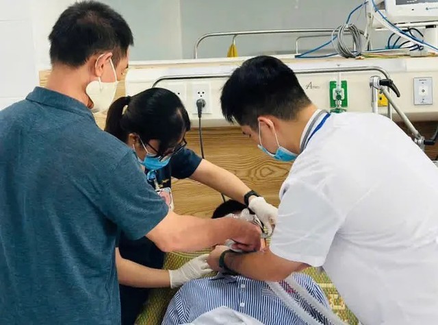 Công an vào cuộc điều tra vụ 42 người nhập viện nghi ngộ độc khí clo - Ảnh 1.