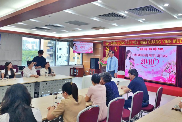 Hội Luật gia Việt Nam tri ân những đóng góp của nữ cán bộ nhân ngày 20/10- Ảnh 1.