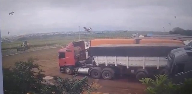 Máy bay rơi xuống cánh đồng, 2 phi công thiệt mạng - Ảnh 1.