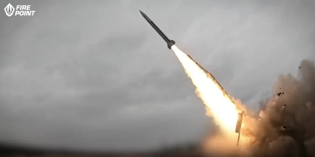 Tổng thống Zelensky xác nhận, Ukraine lần đầu sử dụng thành công tên lửa đạn đạo FP-7 nội địa - Ảnh 1.
