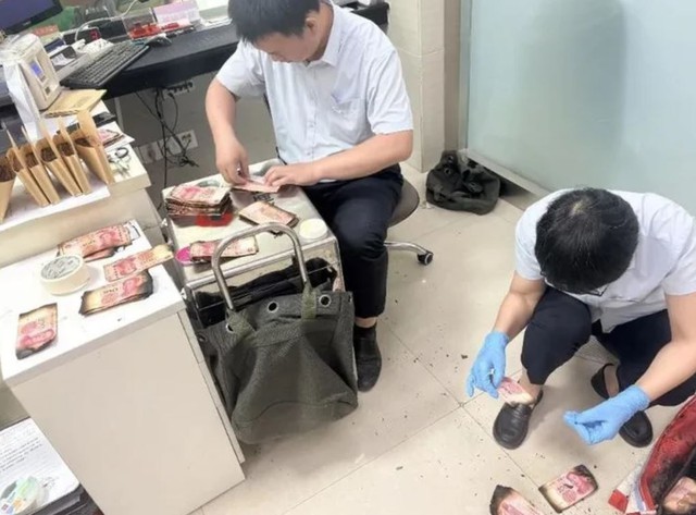 Mang hơn 700 triệu đồng cháy đen đến ngân hàng, cặp vợ chồng nhận kết quả bất ngờ - Ảnh 1.