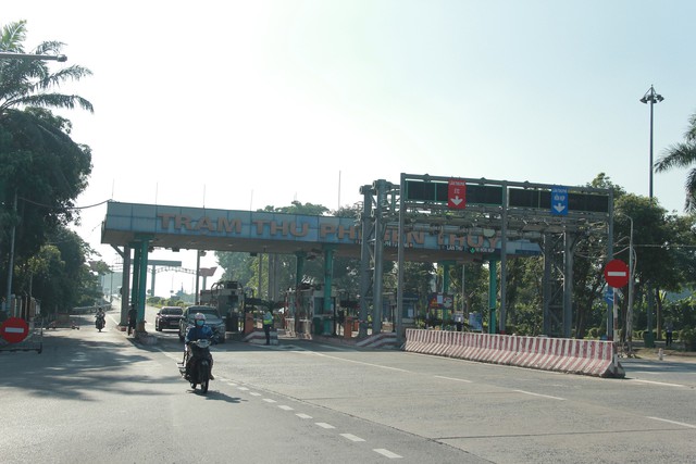 Cận cảnh ngày đầu tiên tạm dừng thu phí tại hai trạm BOT Bến Thủy - Ảnh 2.