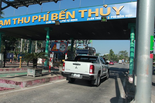 Cận cảnh ngày đầu tiên tạm dừng thu phí tại hai trạm BOT Bến Thủy - Ảnh 3.