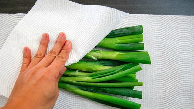 Mẹo bảo quản h&agrave;nh l&aacute; tươi trong tủ lạnh cả th&aacute;ng, kh&ocirc;ng lo h&eacute;o &uacute;a - Ảnh 2.