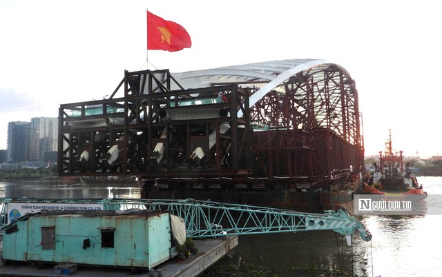 Khoảnh khắc lịch sử hợp long cầu đi bộ hình lá dừa nước bắc qua song Sài Gòn - Ảnh 5.