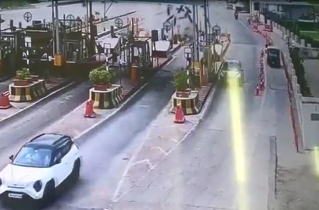 Xe ô tô đâm vào trạm thu phí, bình oxy y tế văng xuống đường - Ảnh 1.