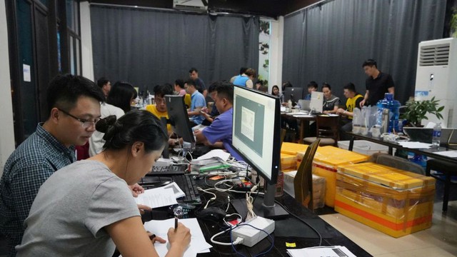 Đột kích khách sạn ở Thanh Hóa, bắt 118 đối tượng trong đường dây lừa đảo - Ảnh 2.