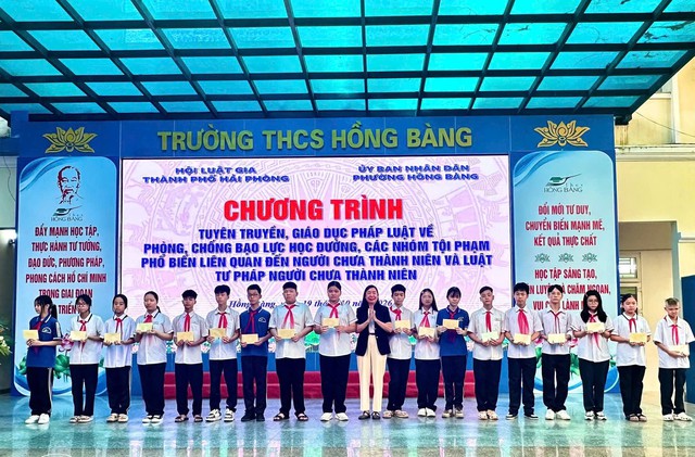 Hải Phòng: Tuyên truyền pháp luật, trao học bổng cho học sinh khó khăn - Ảnh 2.