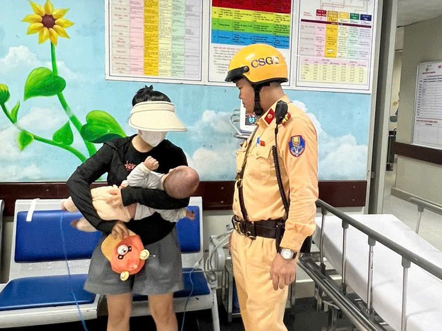 Chạy đua với thời gian, CSGT Hà Nội mở đường đưa cháu bé 4 tháng tuổi sốt cao đi cấp cứu - Ảnh 1.