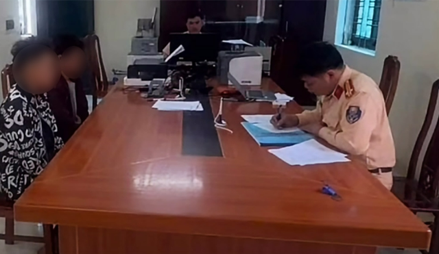 Nam thiếu niên đi xe máy buông hai tay "múa quạt" trên quốc lộ và cái kết bất ngờ - Ảnh 1.