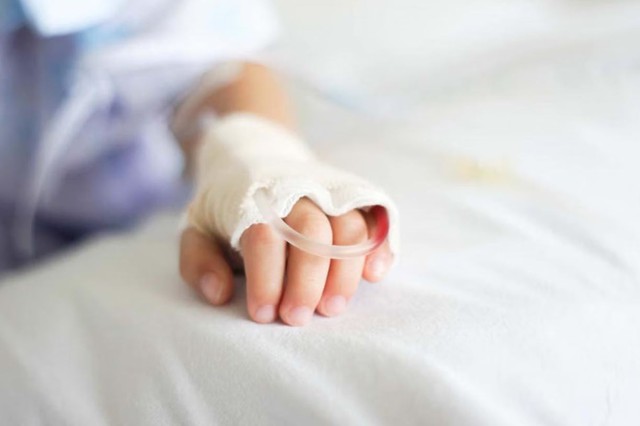 B&eacute; trai 16 th&aacute;ng tuổi uống nhầm dầu thắp đ&egrave;n thờ - Ảnh 1.