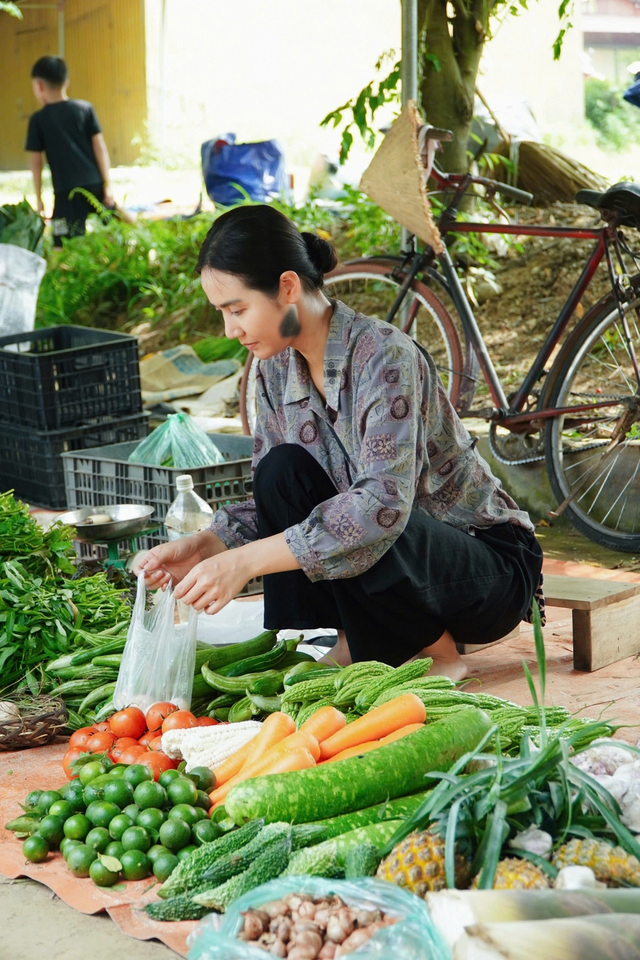 Mỹ nhân "phim giờ vàng" lột xác khó tin: Ngoài đời sang chảnh, lên phim gầy gò, khắc khổ- Ảnh 1.