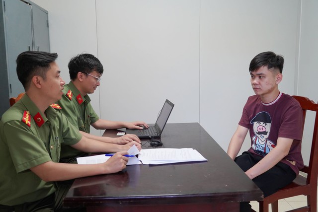 Bắt 2 đối tượng dùng chiêu "việc nhẹ, lương cao" đưa người sang Campuchia - Ảnh 2.