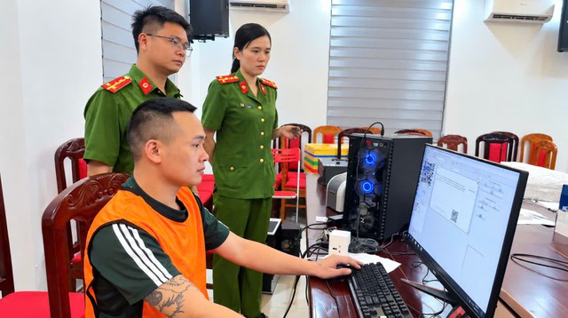 Triệt phá đường dây dựng "lò" in giấy tờ giả ở Campuchia rồi đưa về Việt Nam tiêu thụ - Ảnh 4.