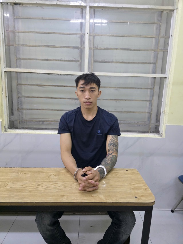 Bắt đối tượng d&ugrave;ng dao khống chế, cướp điện thoại của g&aacute;i "b&aacute;n hoa"- Ảnh 1.