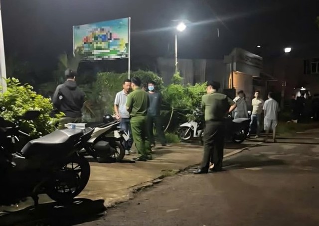 Chồng d&ugrave;ng dao s&aacute;t hại vợ rồi đến c&ocirc;ng an đầu th&uacute; sau khi g&acirc;y &aacute;n - Ảnh 1.