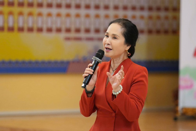 "Mẹ chồng gớm nhất m&agrave;n ảnh", đời thực được chồng y&ecirc;u chiều: H&ocirc;n nh&acirc;n gần 40 năm của NSND Lan Hương - Ảnh 3.
