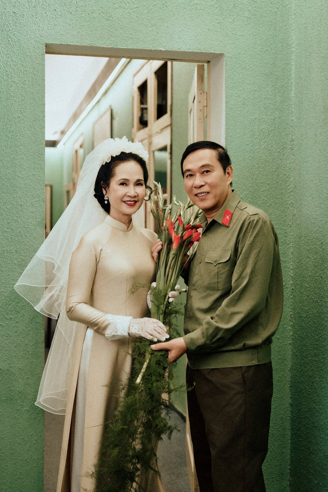 "Mẹ chồng gớm nhất m&agrave;n ảnh", đời thực được chồng y&ecirc;u chiều: H&ocirc;n nh&acirc;n gần 40 năm của NSND Lan Hương - Ảnh 1.