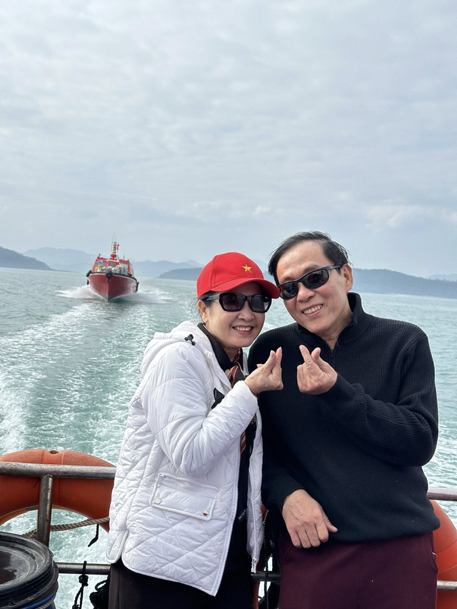 "Mẹ chồng gớm nhất m&agrave;n ảnh", đời thực được chồng y&ecirc;u chiều: H&ocirc;n nh&acirc;n gần 40 năm của NSND Lan Hương - Ảnh 2.