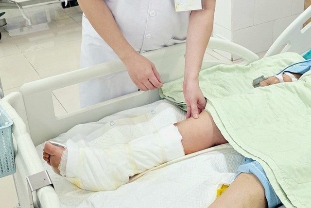 Người phụ nữ 65 tuổi nguy cơ mất ch&acirc;n sau khi đắp loại l&aacute; quen thuộc - Ảnh 1.