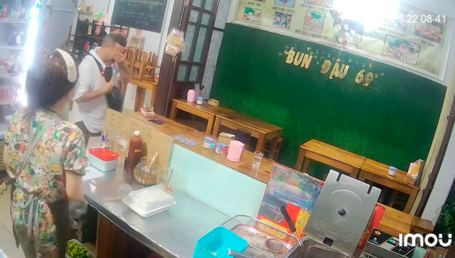 Du khách Nga nghẹn ngào trước món quà giản dị từ chủ quán Việt lúc nửa đêm - Ảnh 1.