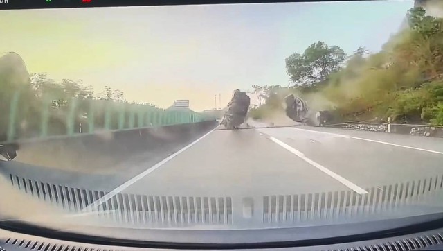 Tảng đ&aacute; khổng lồ bất ngờ rơi xuống đường cao tốc, su&yacute;t đ&egrave; tr&uacute;ng &ocirc; t&ocirc; - Ảnh 1.