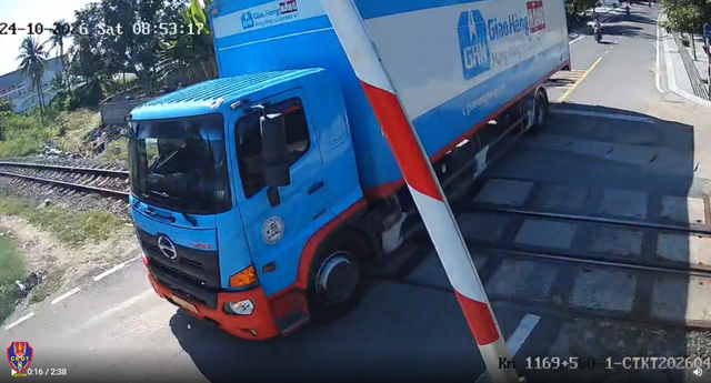 Lỗi vi phạm khó tin của tài xế xe tải: Bị phạt 19 triệu đồng, tước GPLX 2 tháng - Ảnh 1.