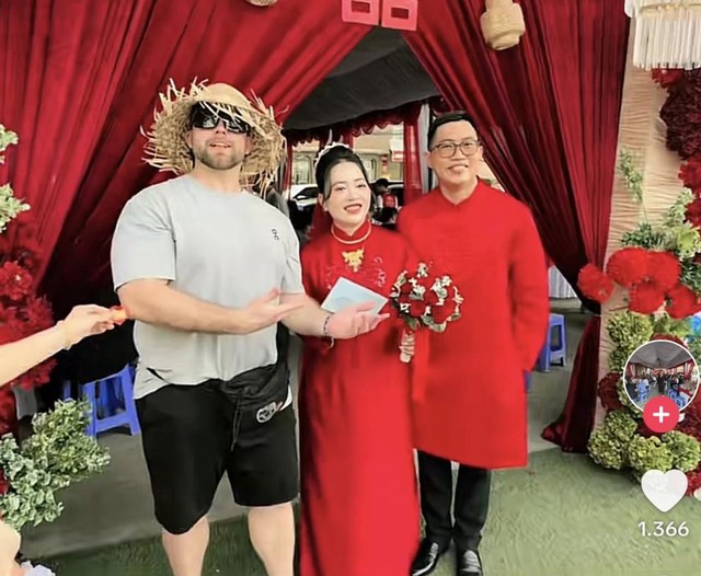 Đi ngang đ&aacute;m cưới ở Cần Thơ, nh&oacute;m kh&aacute;ch Mỹ được gia chủ mời v&agrave;o chung vui - Ảnh 1.