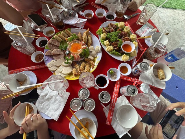 Đi ngang đ&aacute;m cưới ở Cần Thơ, nh&oacute;m kh&aacute;ch Mỹ được gia chủ mời v&agrave;o chung vui - Ảnh 3.
