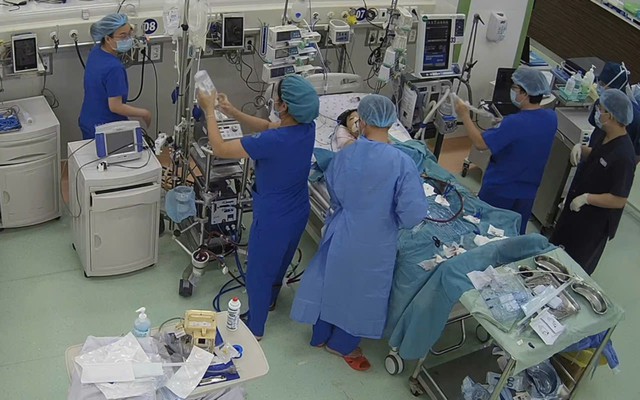 Chạy ECMO gần 12 ngày cứu sống bệnh nhi nguy kịch vì cúm A - Ảnh 1.