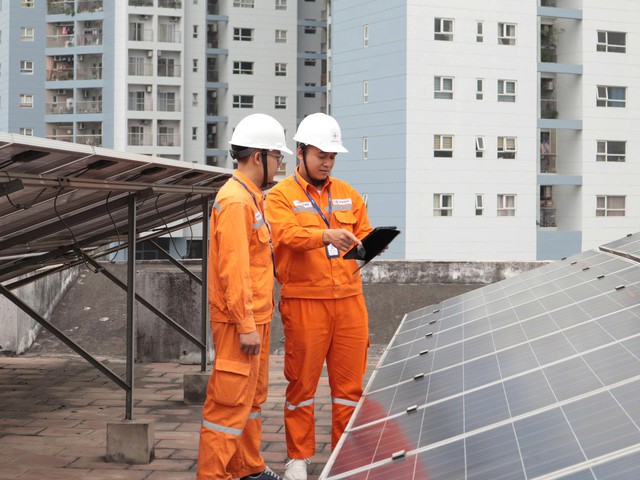 EVNHANOI đồng h&agrave;nh c&ugrave;ng người d&acirc;n, doanh nghiệp ph&aacute;t triển điện mặt trời m&aacute;i nh&agrave; - Ảnh 1.