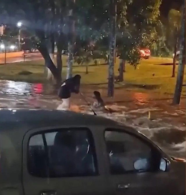 Cố cứu nhau, 2 cô gái bị dòng nước lũ cuốn trôi- Ảnh 1.