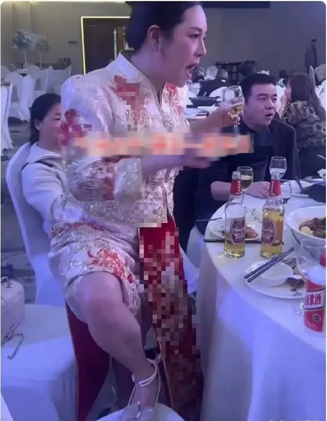 Giữa đám cưới, cô dâu 38 tuổi liên tục có "biểu hiện lạ" gây tranh cãi - Ảnh 1.