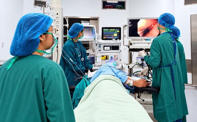 Người đàn ông 45 tuổi đau họng sau khi ăn mì tôm, bác sĩ gắp ra thứ "đáng sợ" - Ảnh 2.