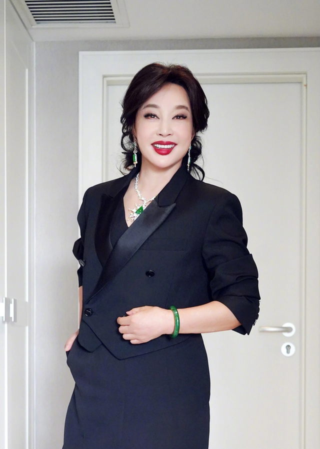 "Võ Tắc Thiên" Lưu Hiểu Khánh: Tuổi 76 trẻ đẹp, 4 cuộc hôn nhân sống không con cái - Ảnh 5.