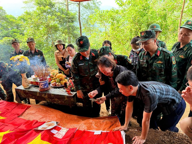 Hai chiếc áo mang hơi ấm vào chiến trường khốc liệt và cuộc đoàn tụ đẫm nước mắt sau hơn 40 năm- Ảnh 3.