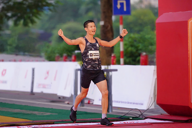 Bứt phá kỷ lục tại giải Marathon Quốc tế Hà Nội Techcombank Mùa thứ 5 - Ảnh 5.
